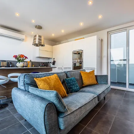 Vibrant Penthouse With Terrace St Julians Sleeps 4 سانت جوليان