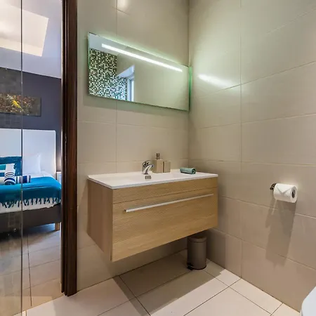 Apartamento Vibrant Penthouse With Terrace St Julians Sleeps 4 *