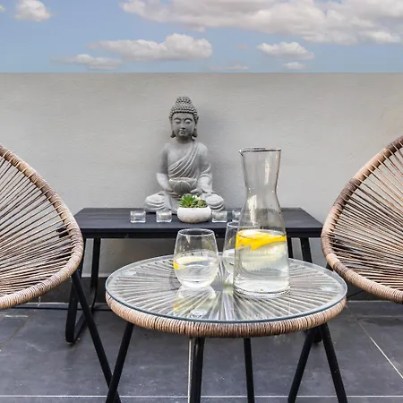 Vibrant Penthouse With Terrace St Julians Sleeps 4 * San Julián